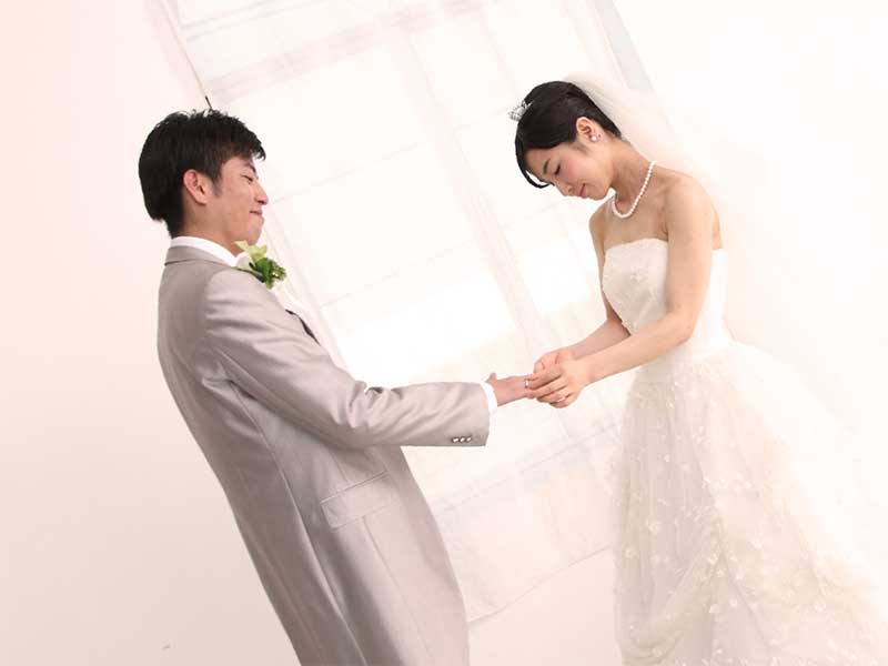 結婚式で指輪を交換する夫婦