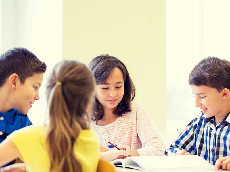 グループ学習をしている子供達