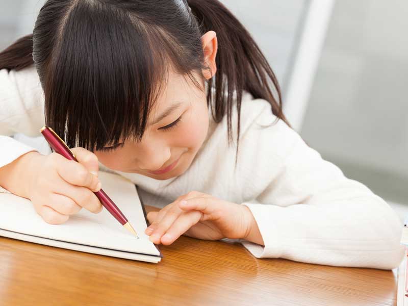 家庭学習をしている女の子